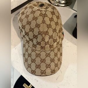 Gucci hat with serial number also has a dust bag but I need to look for it .